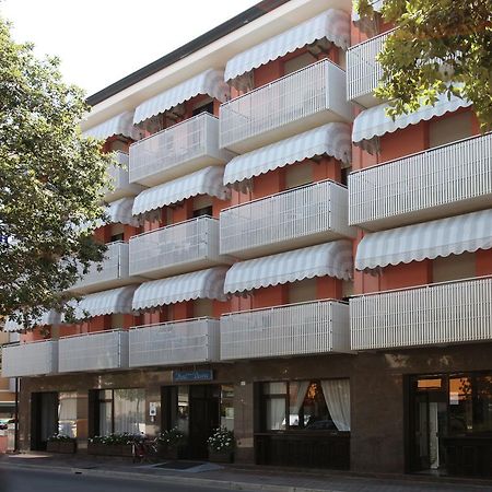 Hotel Desiree 利尼亚诺萨比亚多罗 外观 照片
